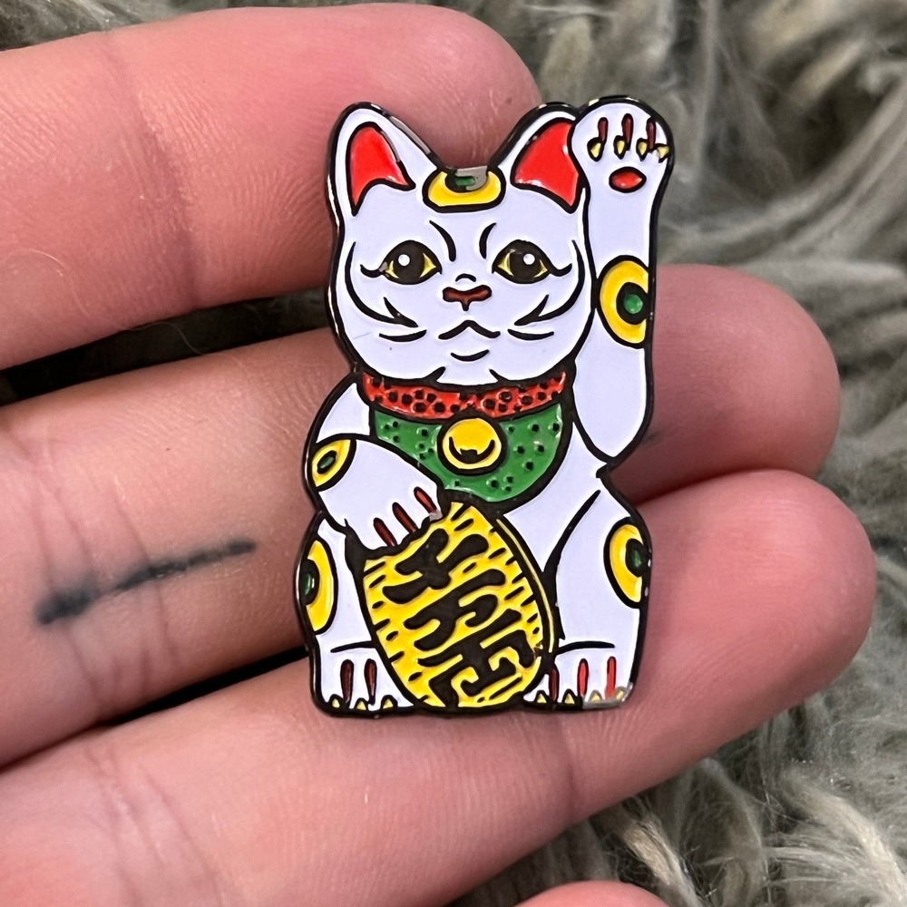 Lucky Cat Maneki Neko Ripple Junction Unisex OS Pin White ENAMEL‎ GOLD ACCENTS